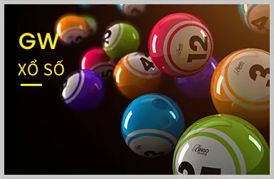 Bàn Poker với các lá bài và chip cược